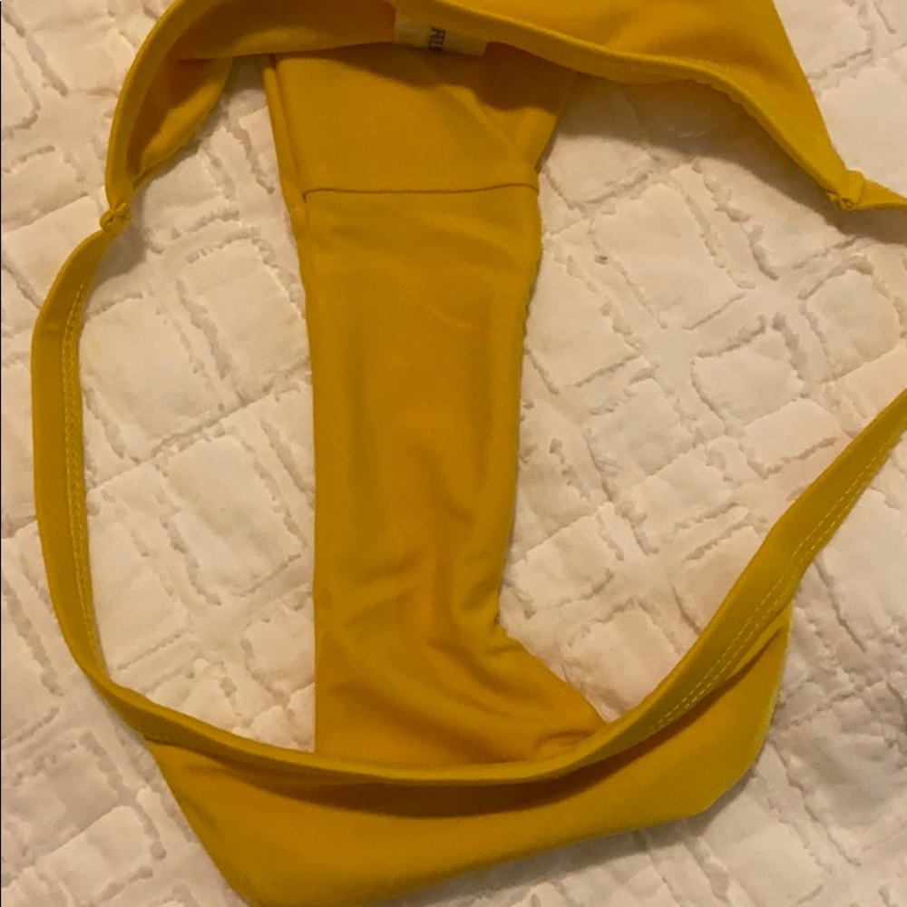 Yellow bikini - Picture 2 of 3